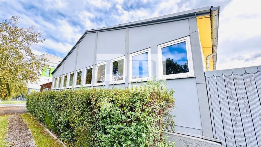 Lager / Produktionshalle mit Büro- und Sozialräumen, Außenflächen + Carport nahe Kassel - Seitenansicht / Straßenansicht